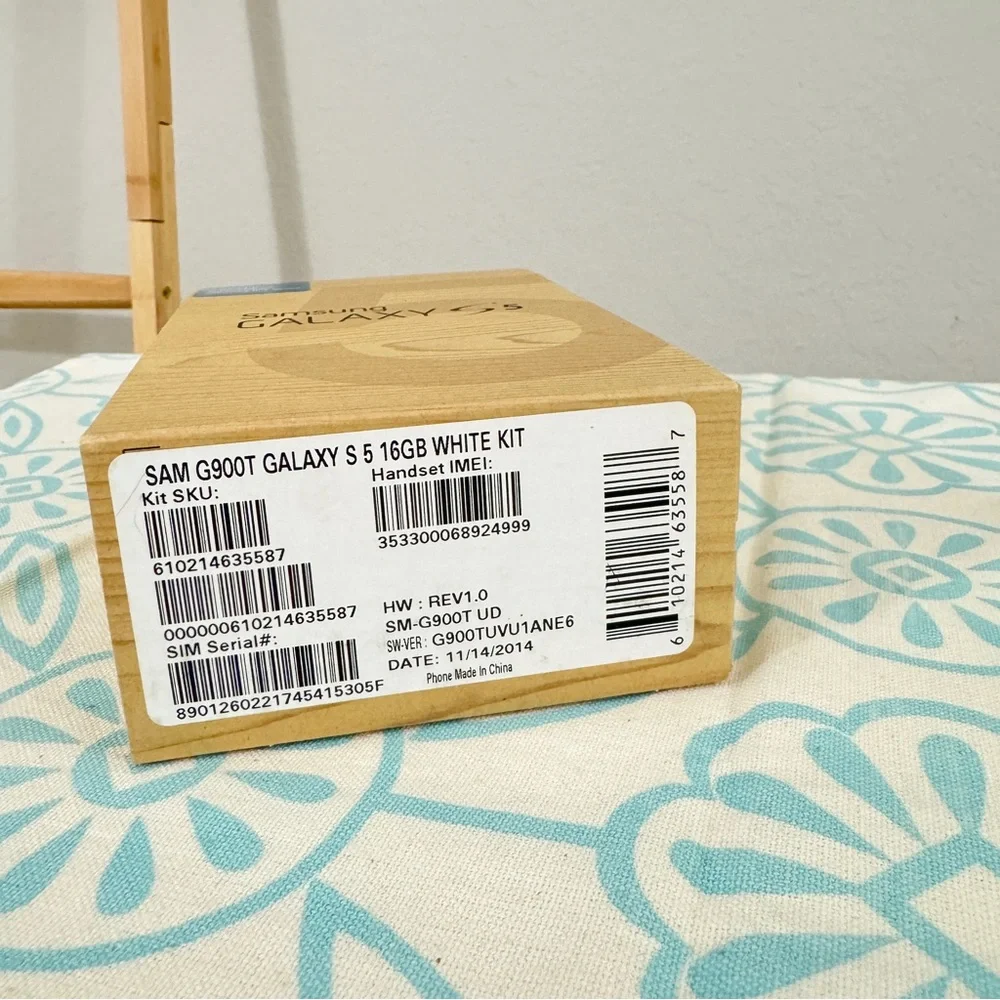 Unlocked Samsung Galaxy S5 flagship phone and charger and spare battery!